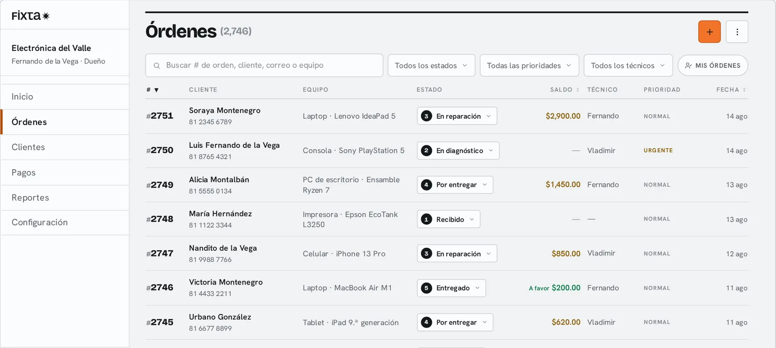 Lista de órdenes con folio, cliente, equipo, estado, saldo, técnico y prioridad.